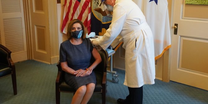 Nancy Pelosi de korona virüs aşısı oldu