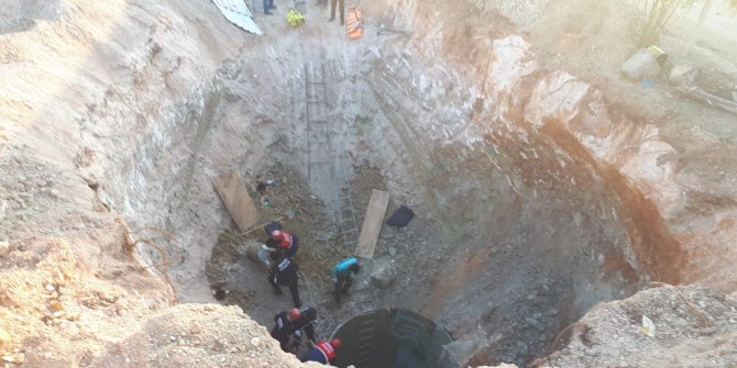 Adana'da kuyu çöktü, 2 işçi toprak altında kaldı