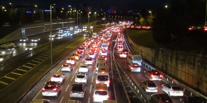 56 saatlik yasak biter bitmez İstanbullunun trafik çilesi yeniden başladı