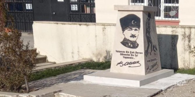 Atatürk'ün heykel ve büstüne çirkin saldırı