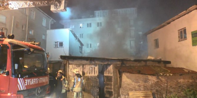 Sancaktepe'de alev alev yanan atölyeden bekçi canını zor kurtardı
