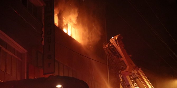 İzmir'de mobilya ve kağıt fabrikalarında yangın