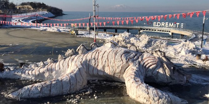 Belediye işçileri, kardan Van Gölü canavarı yaptı