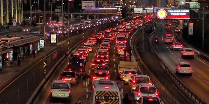 Kısıtlama öncesi trafik kilit İstanbul'da trafik yoğunluğu yüzde 71'e ulaştı