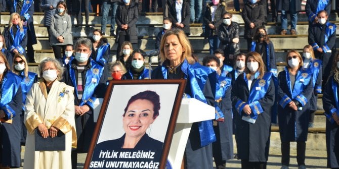 Güle güle kırmızı saçlı öğretmen. Aylin Sözer'e veda. Meslektaşları ve öğrencileri gözyaşlarına boğuldu