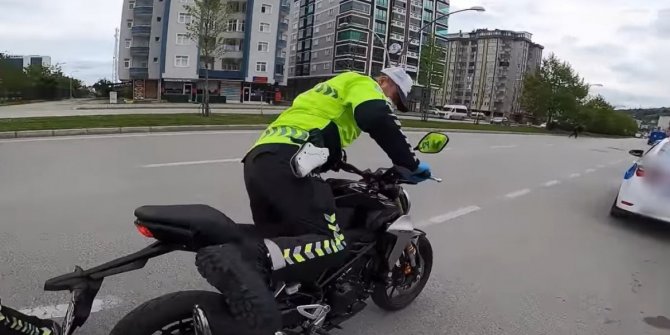 Trafik polisi çevirdiği motosikletle tur attı… Buna eşeğe biner gibi binmeyeceksin