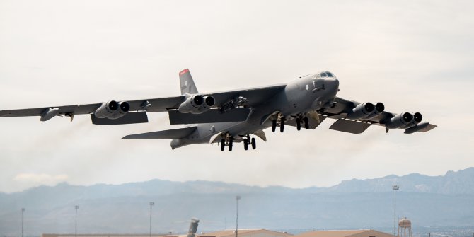 ABD'den flaş İran hamlesi! B-52 Nükleer bombardıman uçağını gönderdi