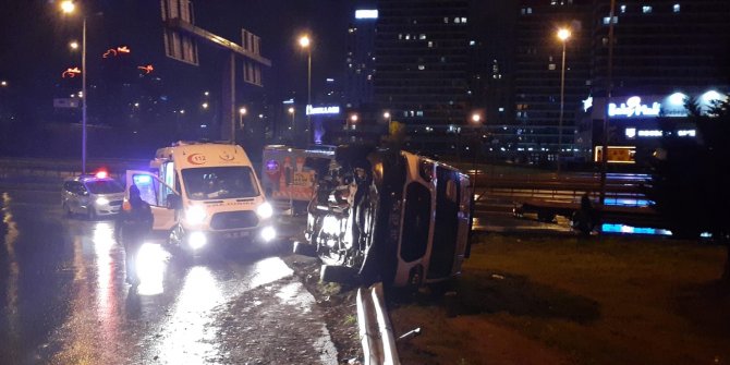 İstanbul'da yaralı taşıyan ambulans devrildi
