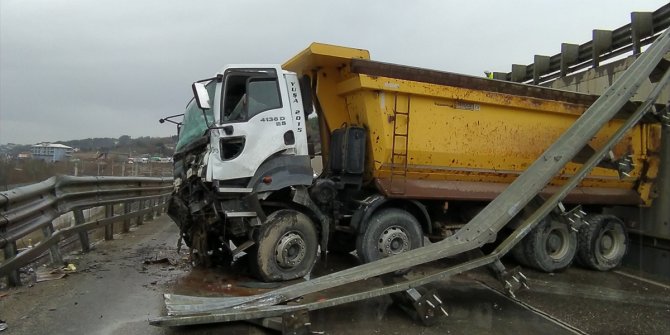Sakarya'da devrilen kamyonun sürücüsü yaralandı