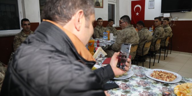 Bakan Soylu'dan Sivas'taki askerlere sürpriz kutlama 