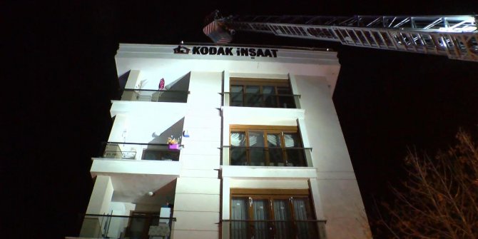 Tuzla'da apartmanda yangın: İtfaiye eri yaralandı