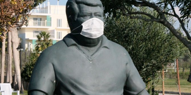 Eski Cumhurbaşkanı Turgut Özal'ın heykeline korona virüs önlemi