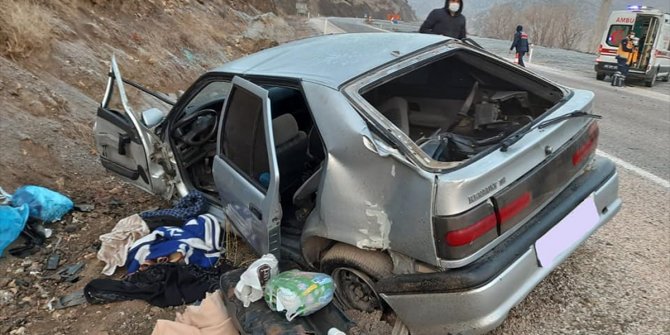 Tokat'ta otomobil kayalıklara çarptı: 1 ölü, 4 yaralı