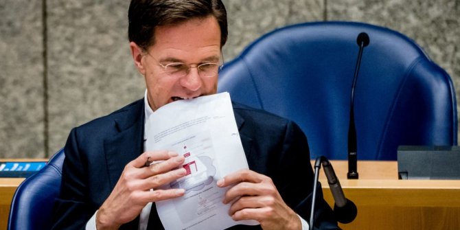 Hollanda Başbakanı Rutte aşı yüzünden dudaklarını ısırdı