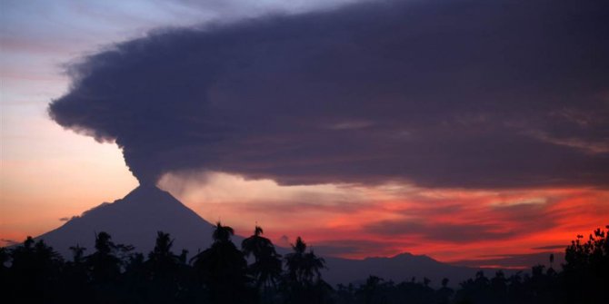 Merapi Yanardağı'nda çifte patlama