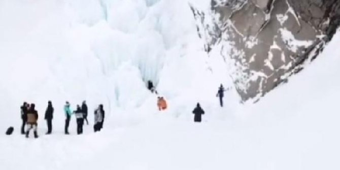 Rusya'da donmuş şelalede buz sarkıtı faciası. Olacaklardan habersizlerdi