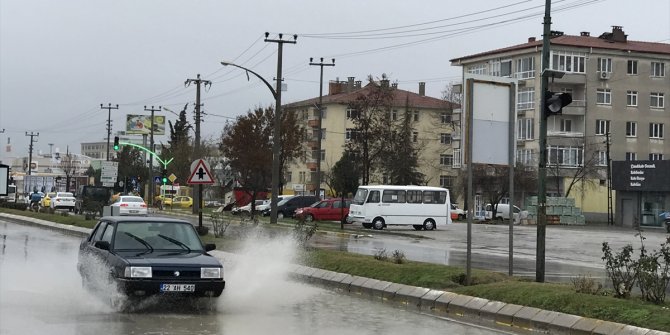 Edirne'de sağanak yağış etkisini artırdı. Vatandaşlara uyarı yapıldı