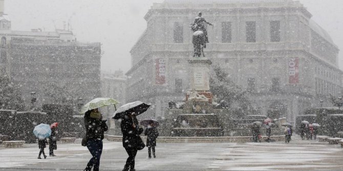 Madrid'de kar yağışı yolcuların mahsur kalmasına neden oldu