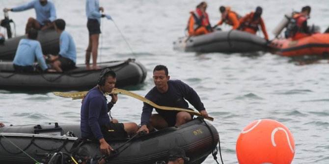 Endonezya'da yolcu uçağının düştüğü bölgede arama kurtarma çalışmaları sürüyor