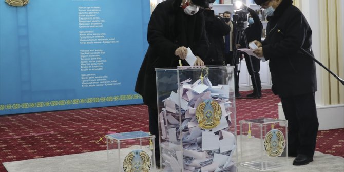Kazakistan'da halk seçimler için sandık başında