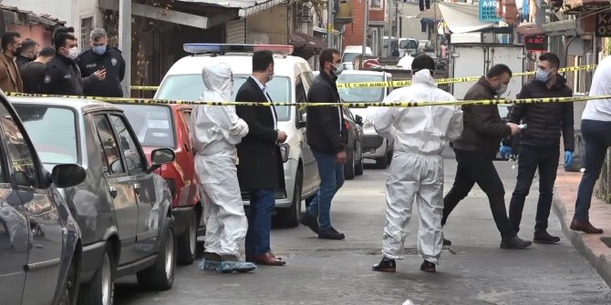 Beyoğlu’nda kötü kokudan rahatsız olan mahalleli polisi aradı. Battaniye sarılı halde bulundu