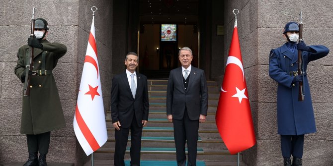 Bakan Hulusi Akar KKTC Dışişleri Bakanı Tahsin Ertuğruloğlu ile görüştü