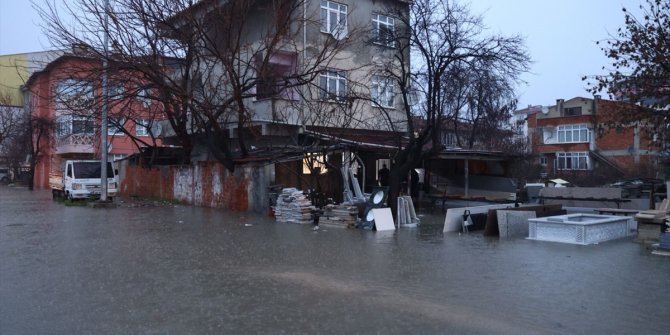 Edirne’de sağanak yağış hayatı felç etti. Mermer deposu sular altında kaldı
