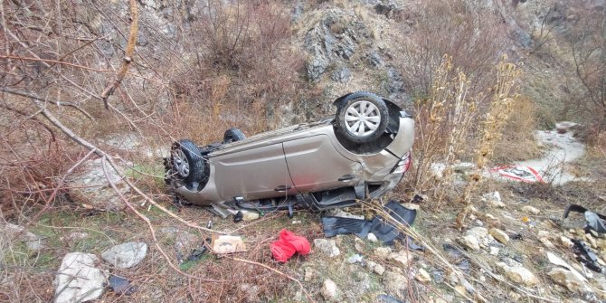 Amasya'da otomobil yamaçtan yuvarlandı
