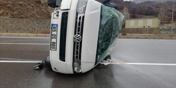 Sivas'ta minibüs devrildi: 5 yaralı