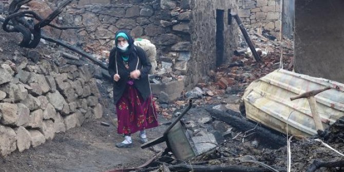 Trabzon'da 7 evin küle döndüğü yangının ardından aileler enkazda eşya aradı