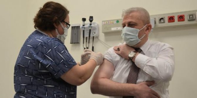 Yaptırdığı aşı plasebo çıkan Bursa İl Sağlık Müdürü yeniden aşı oldu