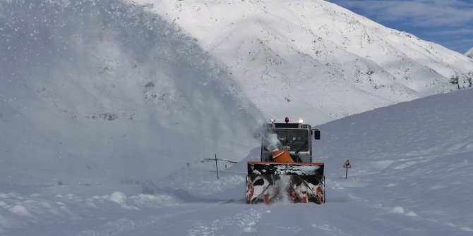 Tunceli'de kar küreme çalışmaları devam ediyor