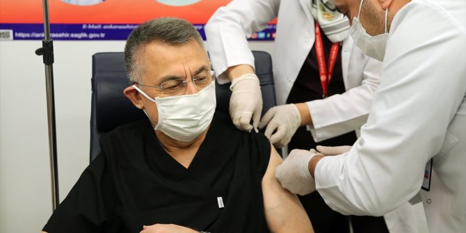 Fuat Oktay da korona aşısı oldu