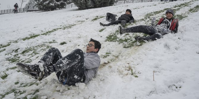 Başakşehir’de kar gören çocuklar yasak dinlemedi