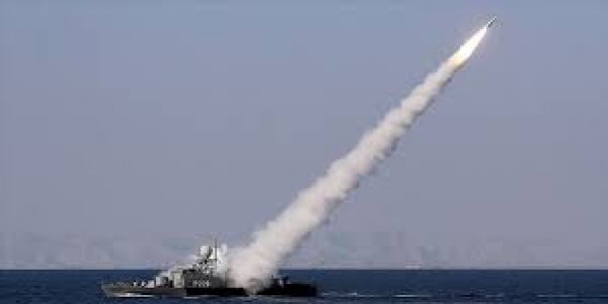 İran'ın fırlattığı füzeler, ABD gemilerini teğet geçti