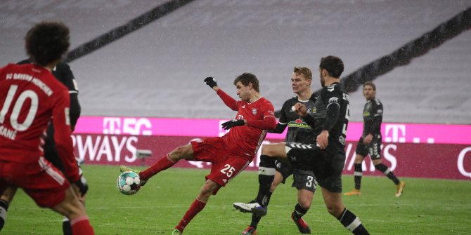 Bayern Münih puan farkını açıyor