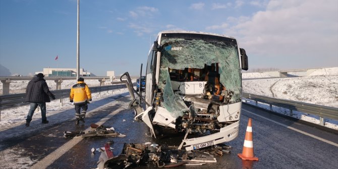 Kocaeli'de turistleri taşıyan midibüs kaza yaptı: 10 yaralı