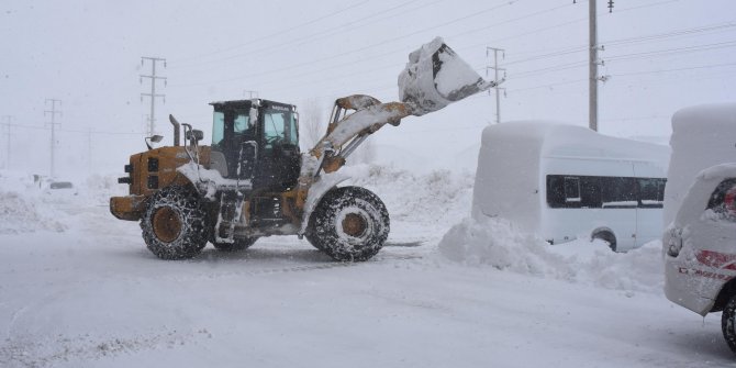 Bitlis’te kar kalınlığı 1 metreyi aştı. 165 köy yolu kapandı
