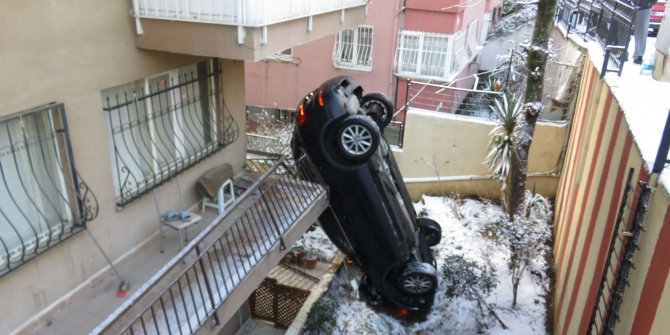 Üsküdar'da kaza. 10 metre kaydı bahçeye uçtu dik durdu