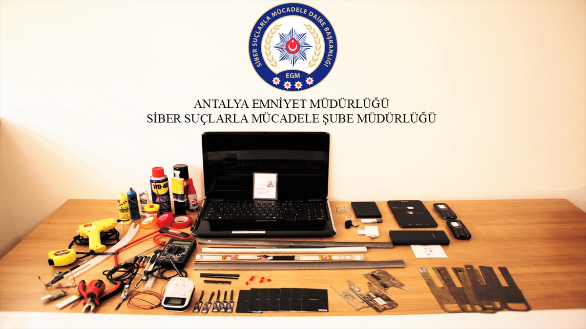 Antalya'da ATM'de kartları kopyalayıp dolandırıcılık yapan 2 kişi yakalandı
