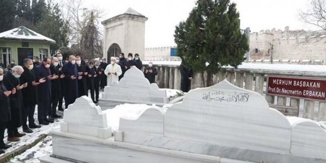 Erdoğan’dan Erbakan'ın mezarını ziyaret