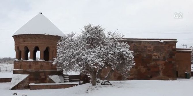 Ahlat’ta tarihi yapılar karla kaplandı