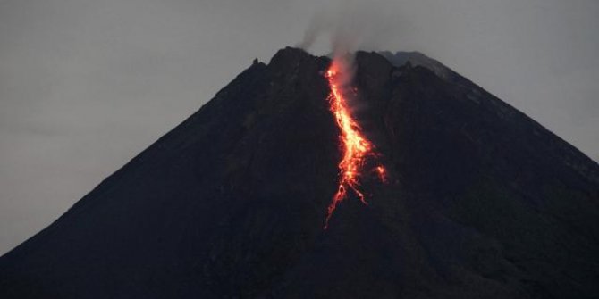 Sinabung Yanardağı'nda patlama dakikalarca sürdü