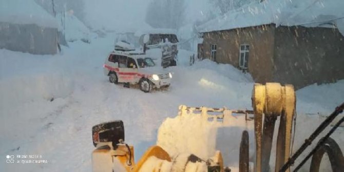 Hakkari'de karla kaplı yolları aşmaya çalışan sağlık çalışanları zamanla yarıştı