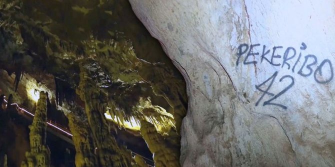 3 milyon yıllık mağarayı yazı tahtasına çevirmişler