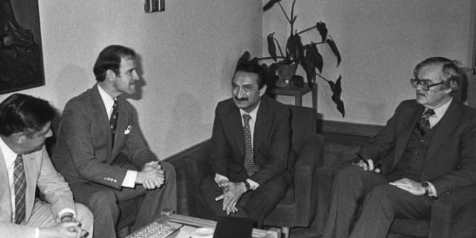 Εμφανίστηκε η φωτογραφία του νέου Προέδρου των ΗΠΑ Joe Biden και Bülent Ecevit πριν από 40 χρόνια.  Είχε κλείσει ραντεβού και ήρθε στην Άγκυρα στα πόδια του Ecevit.