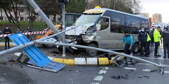 Küçükçekmece’de otomobilin çarptığı minibüs MOBESE direğine çarptı: 7 yolcu yaralı