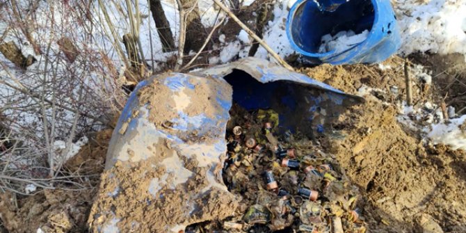 Bitlis'te teröristlerin toprağa gömdüğü  450 pil bulundu