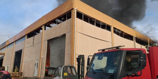 İzmir’de depoda başlayan yangın iki fabrikaya sıçradı