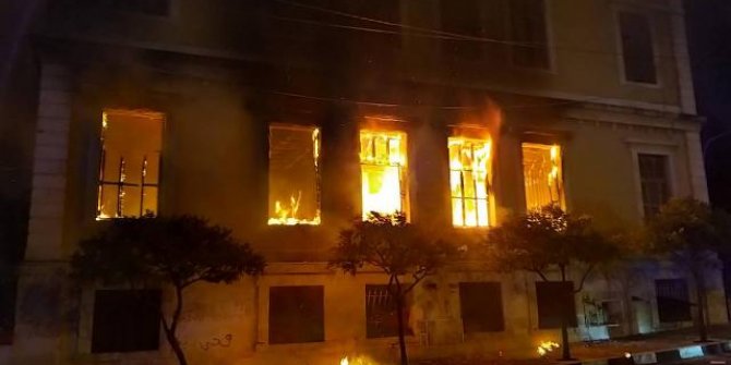 Lübnan'daki kamu binaları ateşe verildi, protestolar önlenemiyor